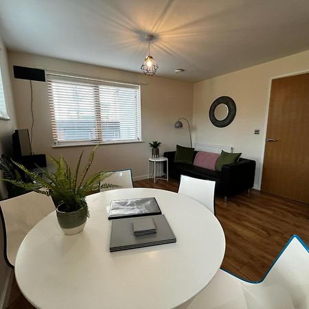 Three Bedroom Townhouse With Parking Telford Eksteriør billede