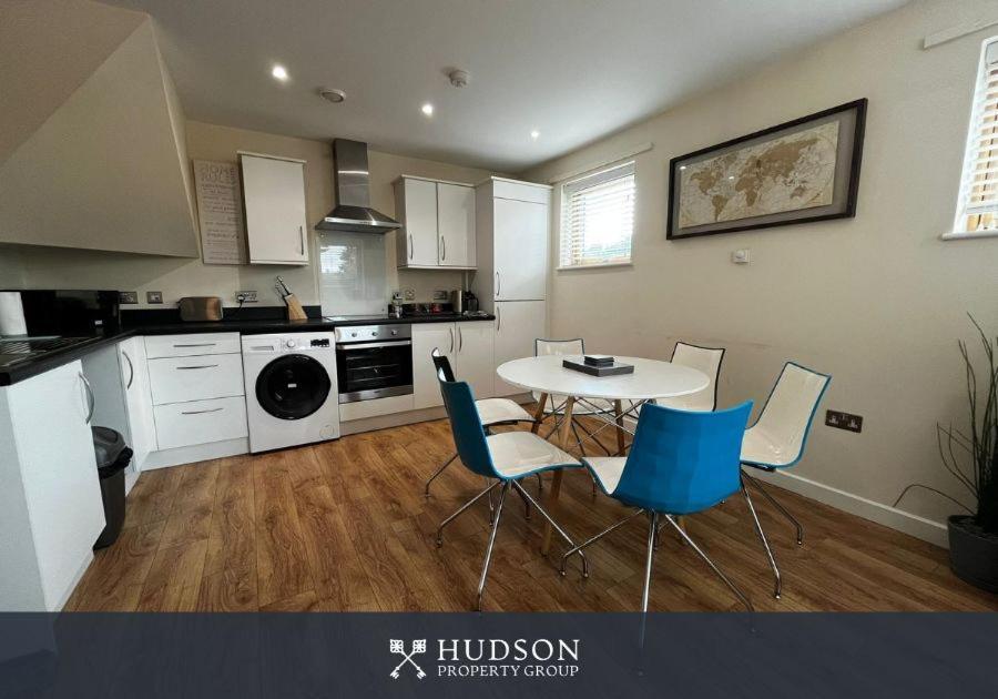 Three Bedroom Townhouse With Parking Telford Eksteriør billede