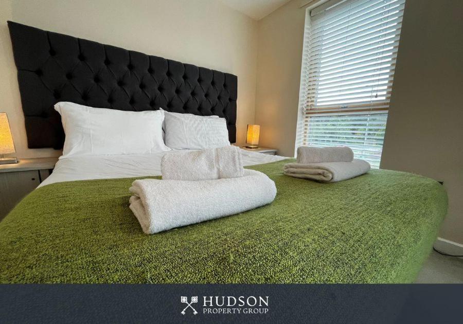 Three Bedroom Townhouse With Parking Telford Eksteriør billede