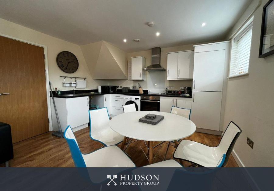 Three Bedroom Townhouse With Parking Telford Eksteriør billede