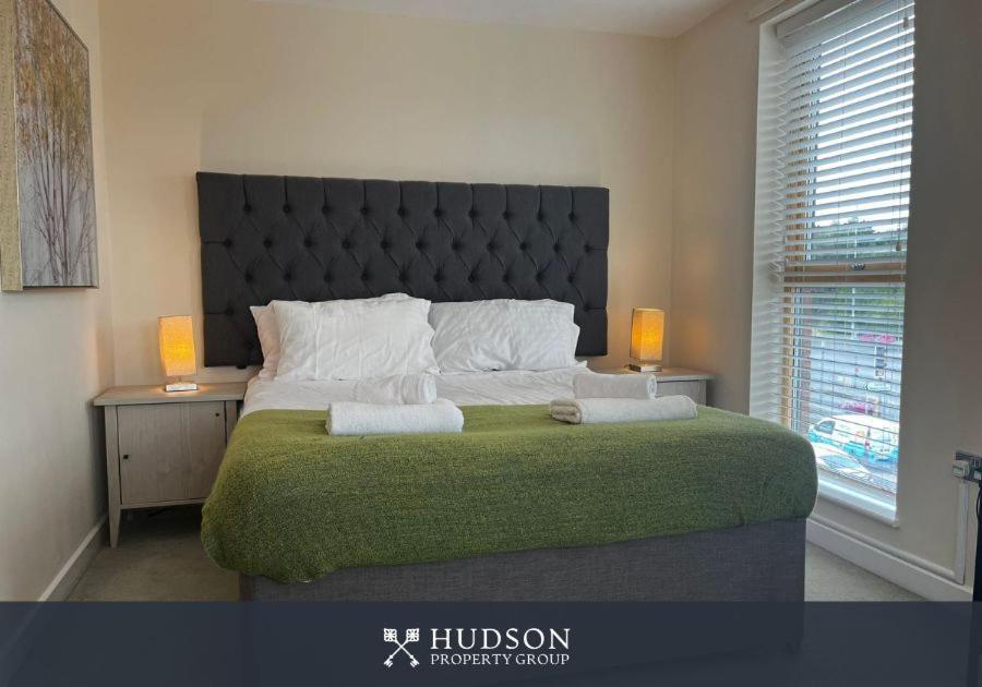 Three Bedroom Townhouse With Parking Telford Eksteriør billede