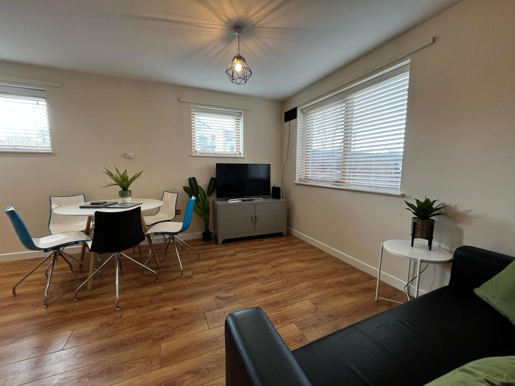 Three Bedroom Townhouse With Parking Telford Eksteriør billede