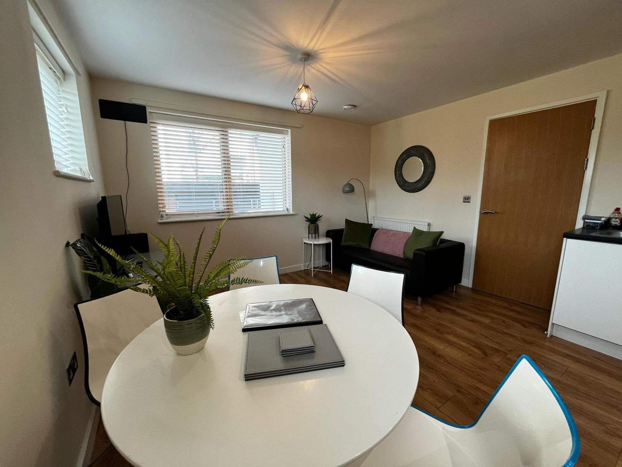Three Bedroom Townhouse With Parking Telford Eksteriør billede