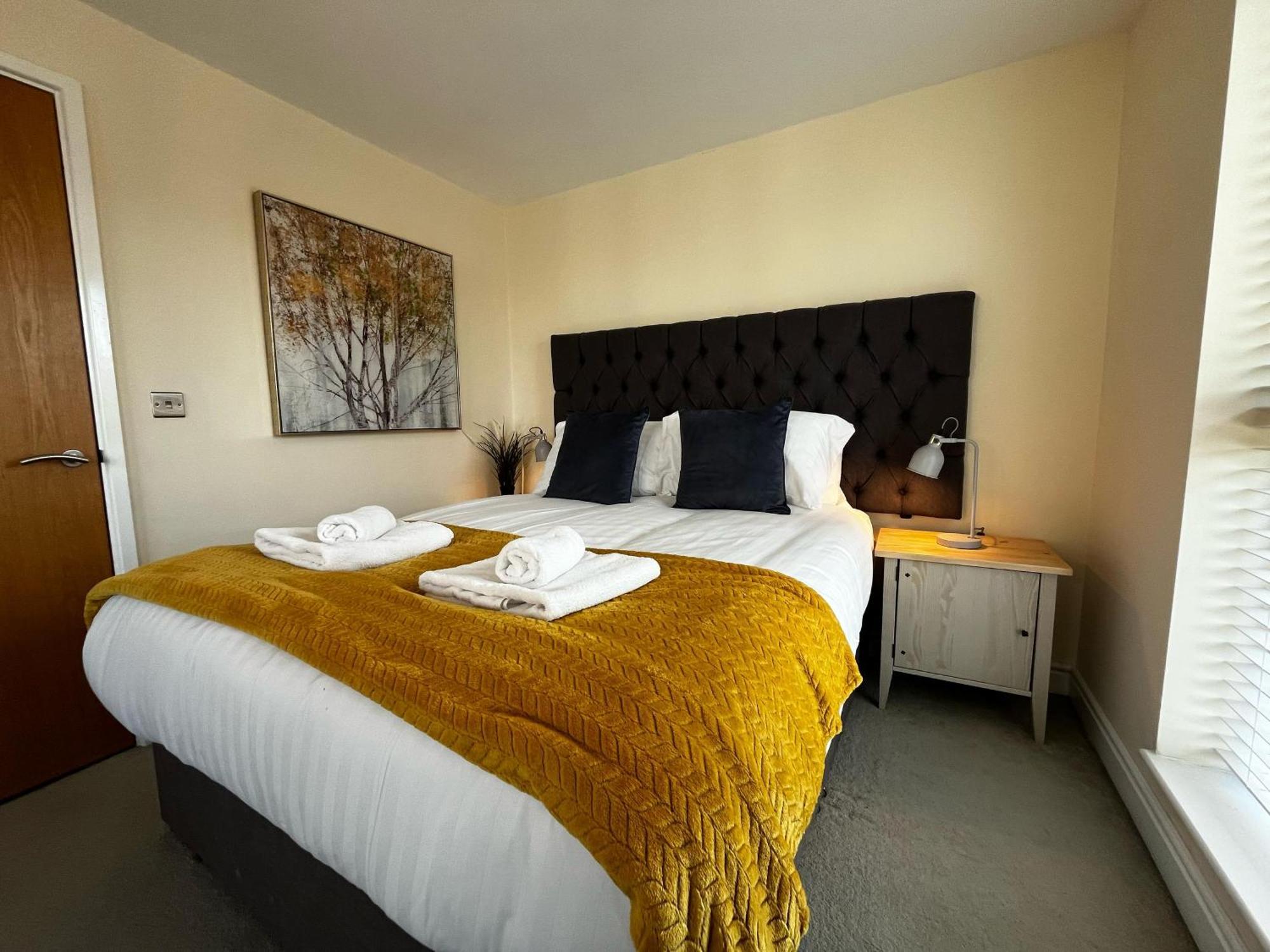 Three Bedroom Townhouse With Parking Telford Eksteriør billede