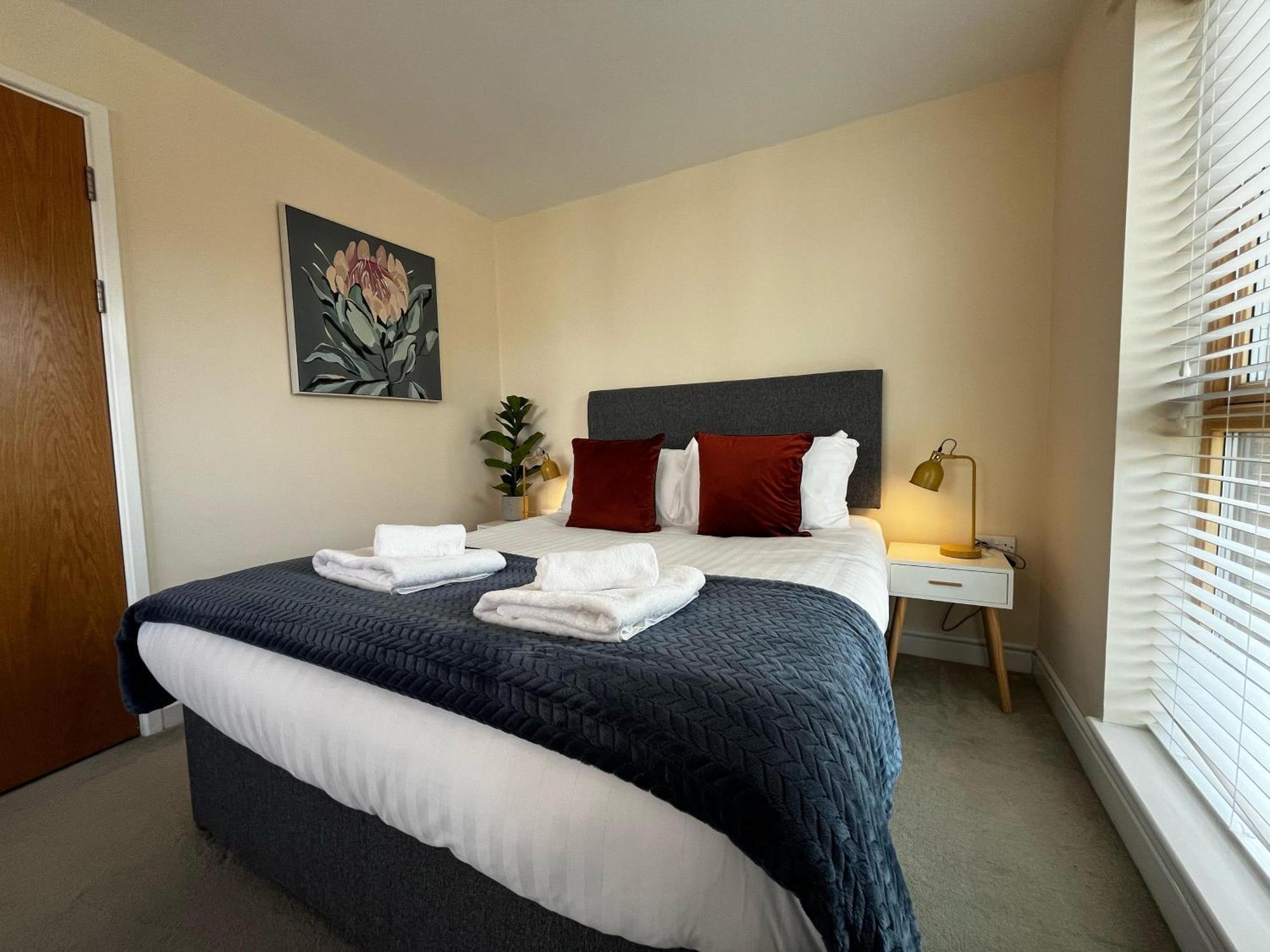 Three Bedroom Townhouse With Parking Telford Eksteriør billede