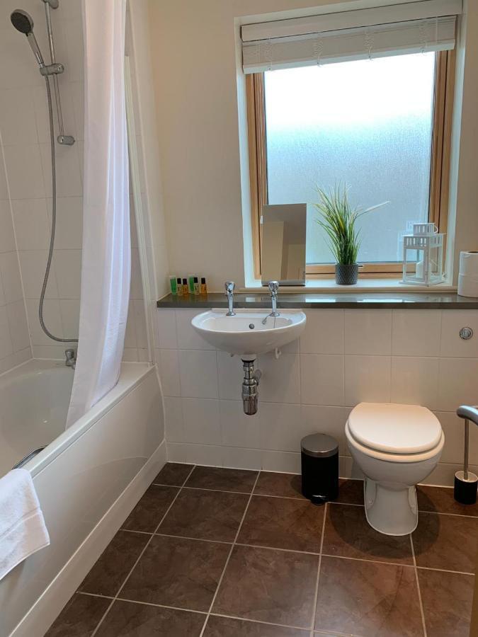 Three Bedroom Townhouse With Parking Telford Eksteriør billede